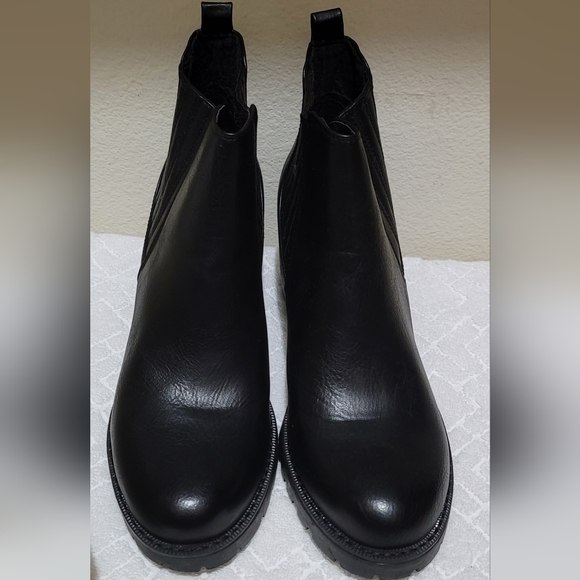 Low-cut pair of boots - Picture 2 of 7